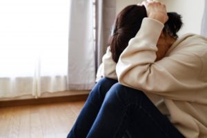 悩んでいる様子画像